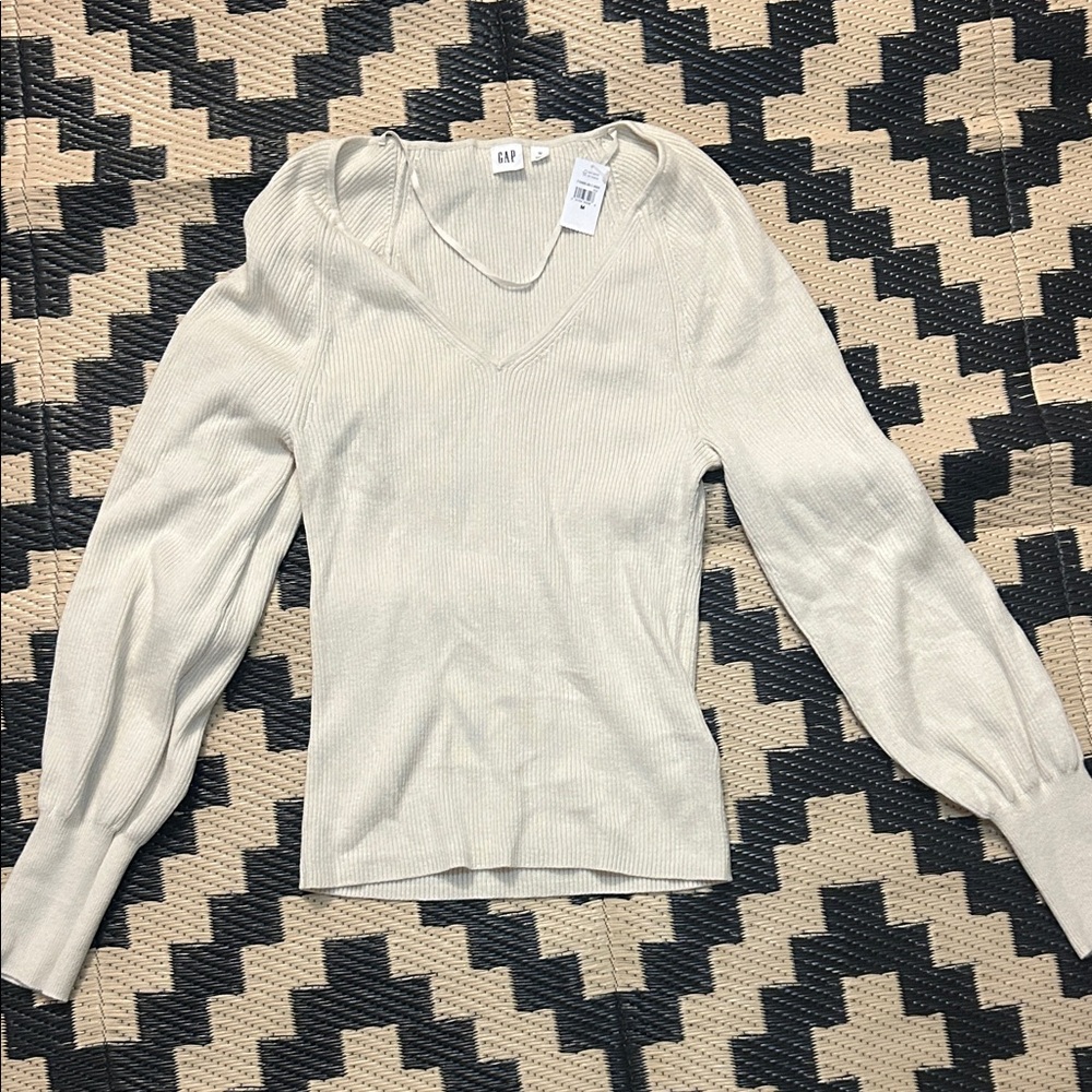 NWT GAP Women's Sz M V-Neck Sweater in Cream - Picture 2 of 5